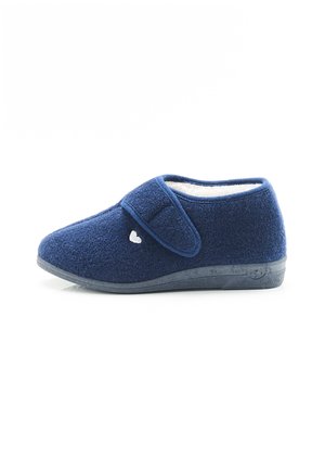 Marineblauwe slipper van zacht fleecemateriaal, voorzien van een klittenbandsluiting en een witte hartaccent, met een getextureerde rubberen zool voor grip.