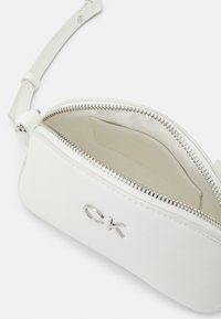 Calvin Klein DAILY SMALL DOME - Borsa a tracolla - bright white