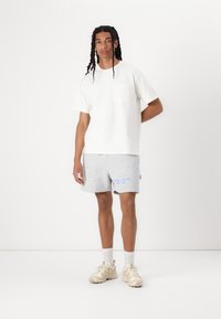 Pal Sporting Goods CLUB HOUSE UNISEX - Trükipildiga T-särk - off-white