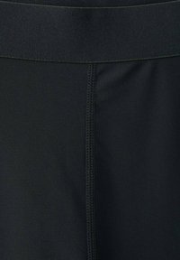 Leggings sportivi neri con una cintura larga, texture liscia e cuciture piatte. Nessun motivo o hardware visibile. Focus sulla semplicità e sul comfort.