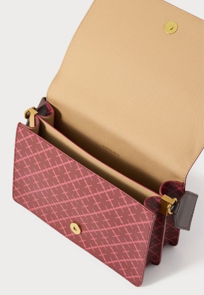 Prostokątna torebka z różowej i bordowej skóry, ozdobiona geometrycznym wzorem, złotymi okuciami oraz beżowym wnętrzem. Otwarte wnętrze z dwiema przegrodami.
