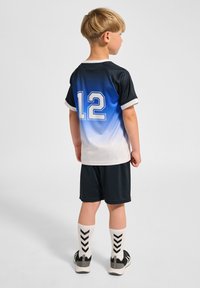 Blå och vit gradient sporttröja med nummer 12, svarta shorts och vita strumpor med svarta chevronmönster. Par av svarta träningsskor.