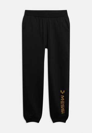 Pantaloni de trening negri cu talie și manșete elastice, cu un logo galben „MESSI” imprimat vertical pe partea inferioară dreaptă a piciorului.