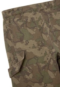 Tarnfarbene Cargo-Hosen in Braun- und Grüntönen. Mit verstärkten Taschen und robuster, strukturiertem Stoff.