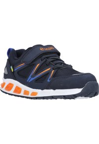 Scarpa atletica nera con accenti arancioni e blu, tomaia in rete, cinturino in Velcro e suola in gomma testurizzata per la trazione.