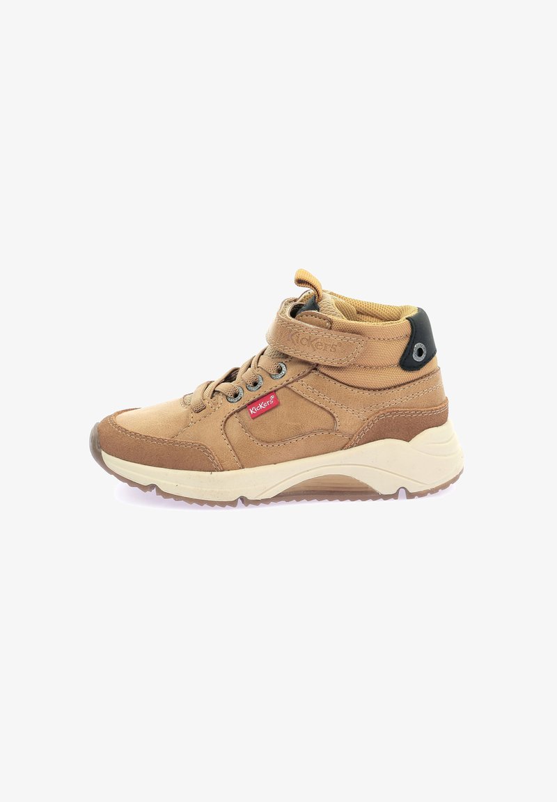 Zapatilla alta marrón con parte superior de ante y tela, que cuenta con una correa de velcro, acentos texturizados y una suela de goma. Detalle del logotipo rojo en el lado.