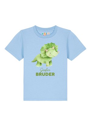 Hellblaues Baumwoll-T-Shirt mit einem grünen Cartoon-Triceratops-Design, das Stacheln hat, und dem Text "Großer Bruder" in fetten grünen Buchstaben.