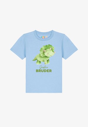Hellblaues Baumwoll-T-Shirt mit einem grünen Cartoon-Triceratops-Design, das Stacheln hat, und dem Text "Großer Bruder" in fetten grünen Buchstaben.