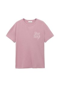 Růžové tričko s krátkým rukávem vyrobené z bavlny, na levé straně hrudi s bílým natištěným nápisem "DOBRÉ VĚCI" v kurzívě.