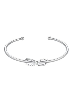 Zilveren manchet armband met een oneindigheidssymbool versierd met kleine fonkelende kristallen op een witte achtergrond.