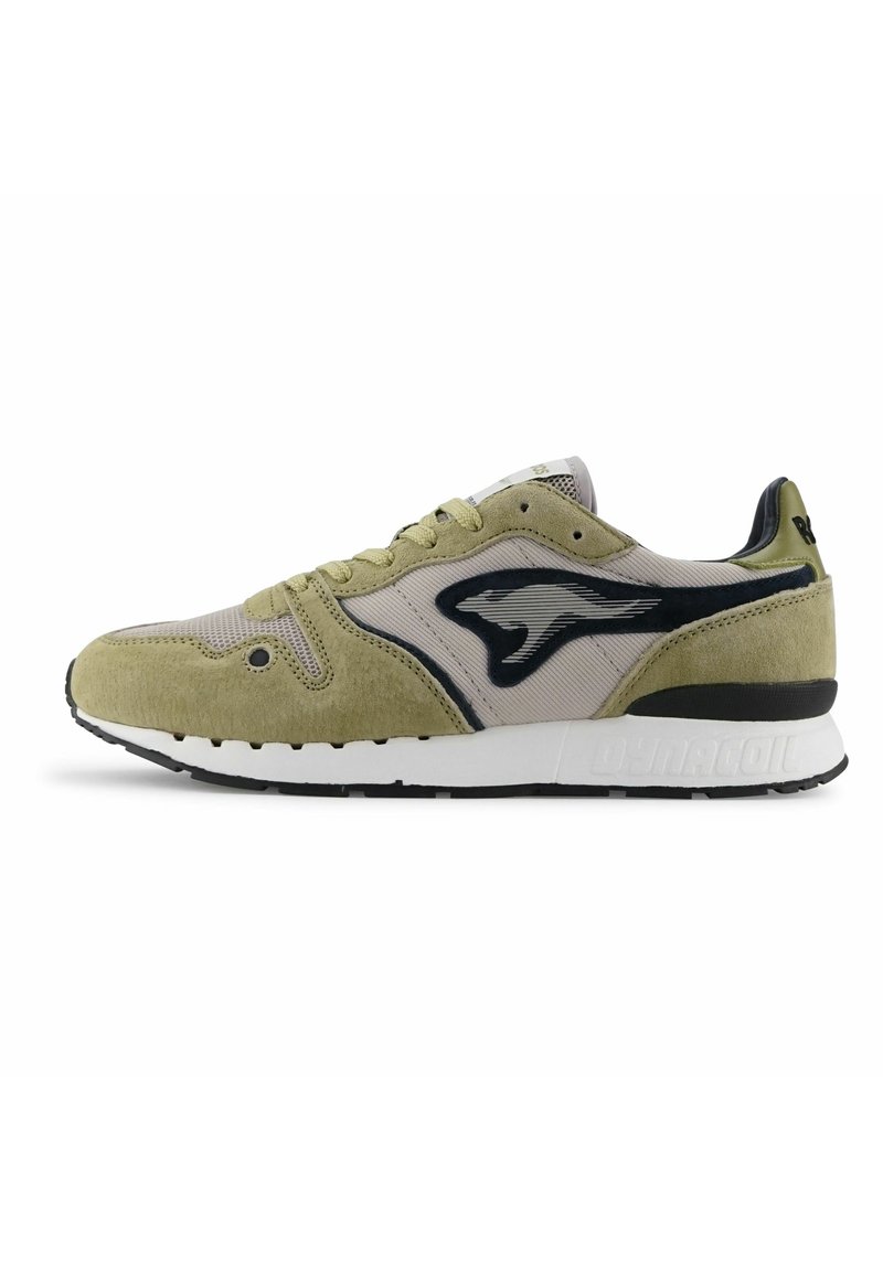 Groene suède en mesh sneaker met een zwart accentontwerp, ronde neus en witte zool met textuurdetails. Veters in bijpassend groen.