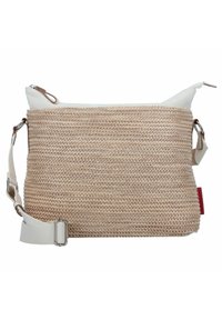Bolso tejido beige con un acabado texturizado, que presenta una parte superior con cremallera blanca y una correa crema ajustable. Detalle de etiqueta roja pequeña en el lateral.
