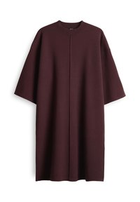 Overmaat korte mouwen donkerbordeaux breigoed jurk met ronde hals en centraal naaddetail, gepresenteerd tegen een witte achtergrond.
