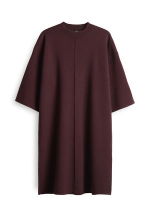 Overmaat korte mouwen donkerbordeaux breigoed jurk met ronde hals en centraal naaddetail, gepresenteerd tegen een witte achtergrond.