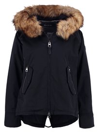 Mustatakki irrotettavalla ruskealla turkiskauluksella. Varustettu edessä vetoketjulla, kahdella vetoketjullisella taskulla ja hieman kaarevalla helman muotoilulla.