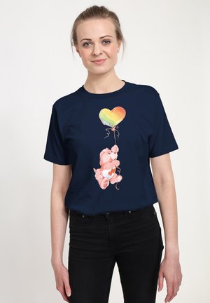 Granatowa koszulka z różowym misiem trzymającym tęczowy balon w kształcie serca, o prostym wzorze i krótkich rękawach.
