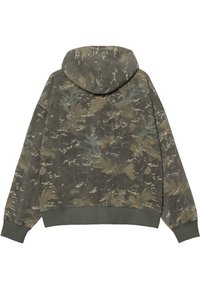 Sudadera con capucha en un patrón de camuflaje que presenta tonos de verde y marrón, con una tela texturizada y puños y dobladillo acanalados.