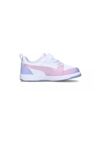 Sneaker bianco con accenti rosa e lavanda, caratterizzata da una finitura in pelle liscia, chiusura in velcro e pannello laterale perforato per la traspirabilità.