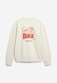 Sweat-shirt crème avec le texte « Get On ya BIKE » en orange et rouge, avec une coupe décontractée et des poignets et un ourlet côtelés.