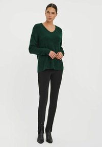 Vero Moda VMCREWLEFILE V-NECK BLOUSE NOOS - Pullover - pine grove