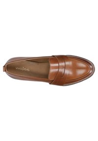 Bruine leren loafer met een gladde afwerking, voorzien van een decoratieve band en stikdetails langs de zool. Gevoerde binnenkant voor comfort.