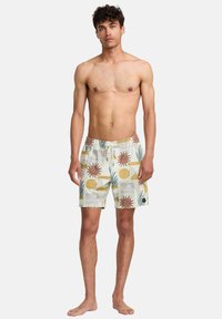 Costumi da bagno di colore chiaro, decorati con un motivo tropicale di soli, foglie e forme geometriche. Comprendono una vita elasticizzata con cordino.