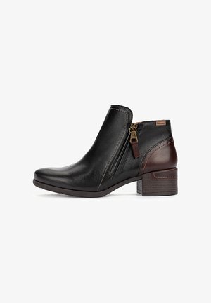 Bottine en cuir noir avec panneau de talon marron, petit talon bloc, fermeture éclair latérale et finitions coutures.