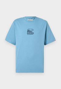 Jasnoniebieska krótki rękaw, t-shirt z okrągłym dekoltem, z ciemnoniebieską grafiką niedźwiedzia i napisem "Penfield 69th Anniversary" na środku przodu.