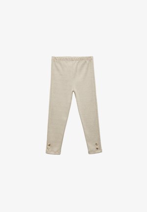 Beige leggings gemaakt van een gestructureerde stof met een subtiel visgraatpatroon. Zijn voorzien van een elastische tailleband en decoratieve knopen bij de manchetten.