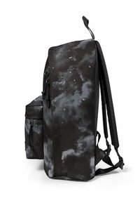 Mochila negra con un estampado de galaxia con patrones de nubes grises y motas blancas. Incluye bolsillo lateral y correas ajustables.