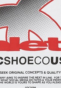 Červený a čierny text na bielom pozadí. Obsahuje tučné písmená s bodkovanými akcentmi, zobrazuje značku a dizajnové prvky.