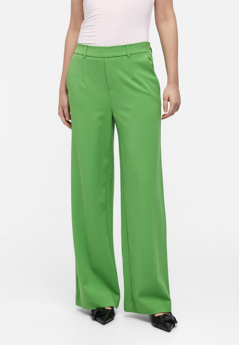Pantalones verdes de pierna ancha hechos de una tela suave, con una cintura alta, pliegues frontales y un ajuste entallado. Con un cinturón plano como adornos.