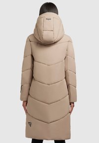 Palton puffer lung de culoare bej, cu un model în zig-zag, glugă mare, buzunare cu fermoar și o etichetă cu logo la tiv. Material neted, izolat.