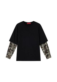 T-shirt nera a maniche corte con una manica lunga a contrasto con motivo a quadri nelle tonalità di beige, grigio e arancione. Presenta una scollatura rotonda.