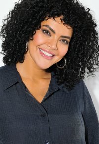 Tmavě modrá, strukturovaná košile na knoflíky s límcem. Obsahuje černé knoflíky a má volný střih, vhodný pro každodenní nošení.