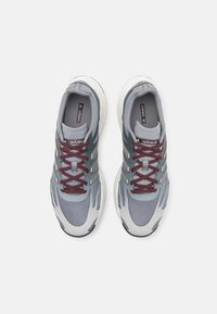 adidas Originals ADIZERO ARUKU UNISEX - Sneakers - grey three/grey five/aurora ruby