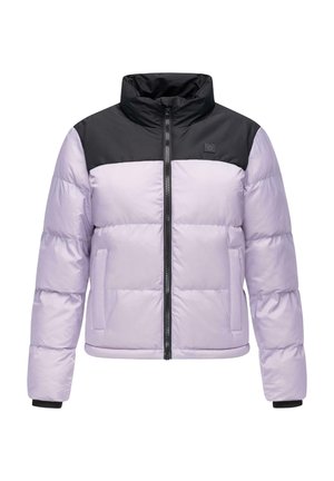 Lyslilla pufferjakke med en sort øverste sektion og krave, der har en frontlynlås og to sidelommer. Struktureret stof og polstret design.