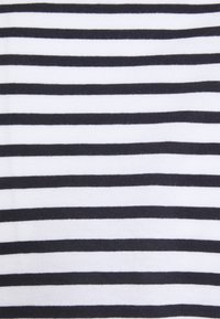 T-shirt en coton présentant des rayures horizontales alternées noires et blanches, une texture lisse et un design classique. Aucun détail supplémentaire visible.