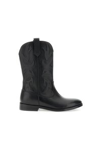Bota de vaquero de cuero negro con patrón floral en relieve, lengüeta en la parte superior y un tacón cuadrado bajo. Textura suave, diseño a la altura del tobillo.