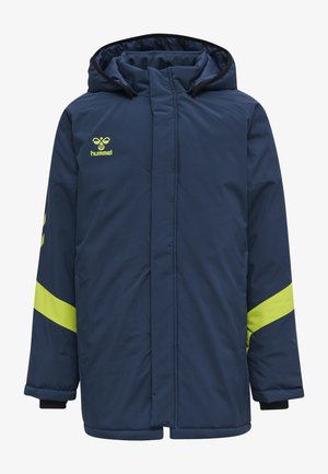 Mörkblå vadderad jacka med huva, som har en framträdande gul rand på varje ärm och en gul logotyp på bröstet. Mjuk, texturerad tyg.