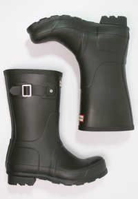 Schwarze Gummiregenstiefel mit einer glatten Oberfläche, Schnallendetail an der Außenseite und strukturierten Sohlen für besseren Halt.