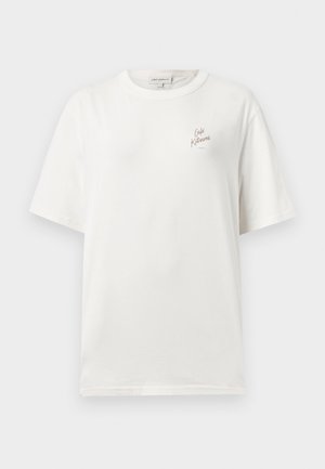 T-shirt branca de algodão com um corte descontraído, mangas curtas e um pequeno logótipo impresso em rosa no peito. Design simples, sem padrões adicionais.