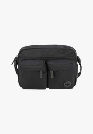Schwarze Nylon-Tasche mit einem Hauptfach und zwei vorderen Taschen, ausgestattet mit einem schlichten Design, verstellbarem Tragegurt und Logo-Akzent.