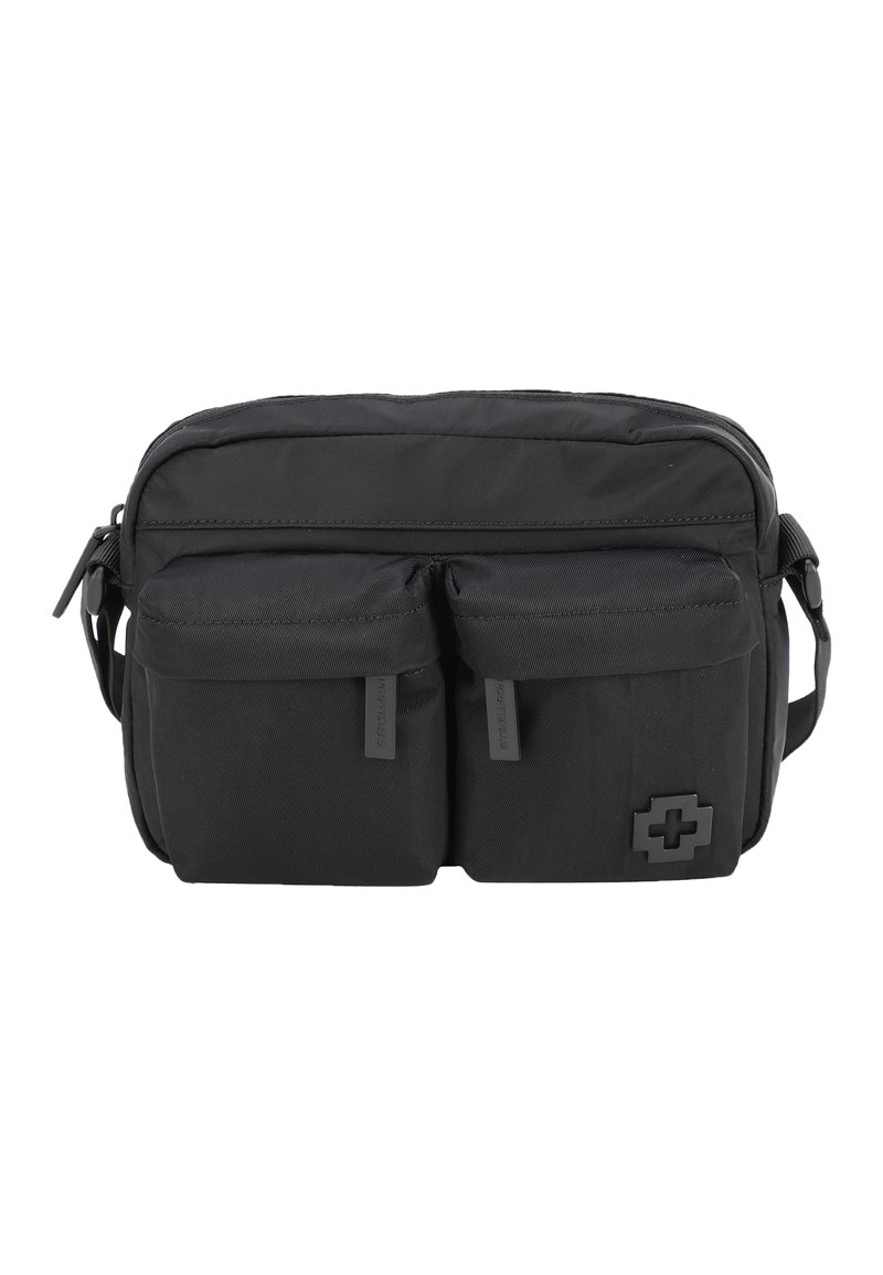Borsa in nylon nera con un compartimento principale e due tasche frontali, caratterizzata da un design semplice, una tracolla regolabile e un logo decorativo.