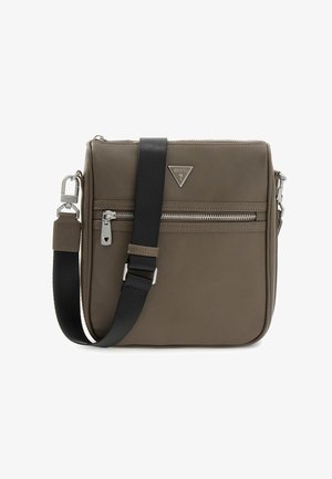 Borsa a tracolla marrone Guess con tasca frontale con zip, hardware argentato, logo triangolare e tracolla nera regolabile.