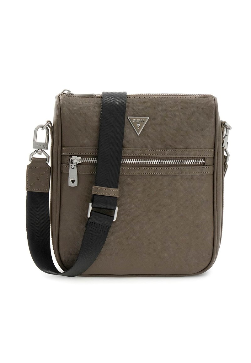 Brązowa torebka crossbody firmy Guess z przednią kieszenią na zamek, srebrnymi elementami, trójkątnym logo i regulowanym czarnym paskiem.