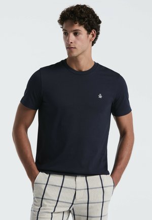 Marineblaue Baumwoll-T-Shirt mit Rundhalsausschnitt und kurzen Ärmeln, mit einem kleinen weißen Logo, das auf der Brust gestickt ist.