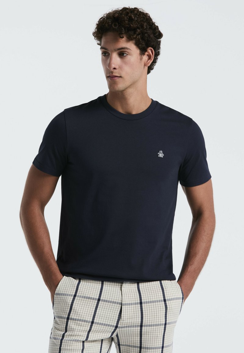 Marineblauwe katoenen T-shirt met een ronde hals en korte mouwen, voorzien van een klein wit logo geborduurd op de borst.