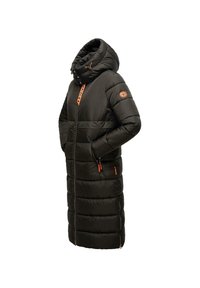 Abrigo acolchado negro con un cuello alto y un diseño largo. Presenta detalles en naranja en la cremallera y un parche con el logotipo en el lateral. Textura suave y acolchada.