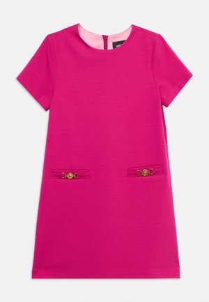 Vestito corto a maniche corte di colore rosa acceso con scollatura tonda, due tasche frontali con bottoni in metallo color oro e chiusura posteriore con cerniera.